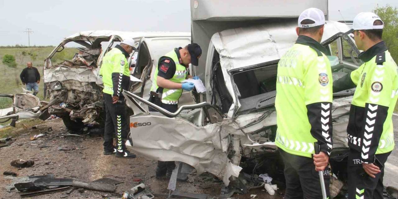 Konya’da Kamyonetle Minibüs Çarpıştı: 2 Ölü, 3 Yaralı