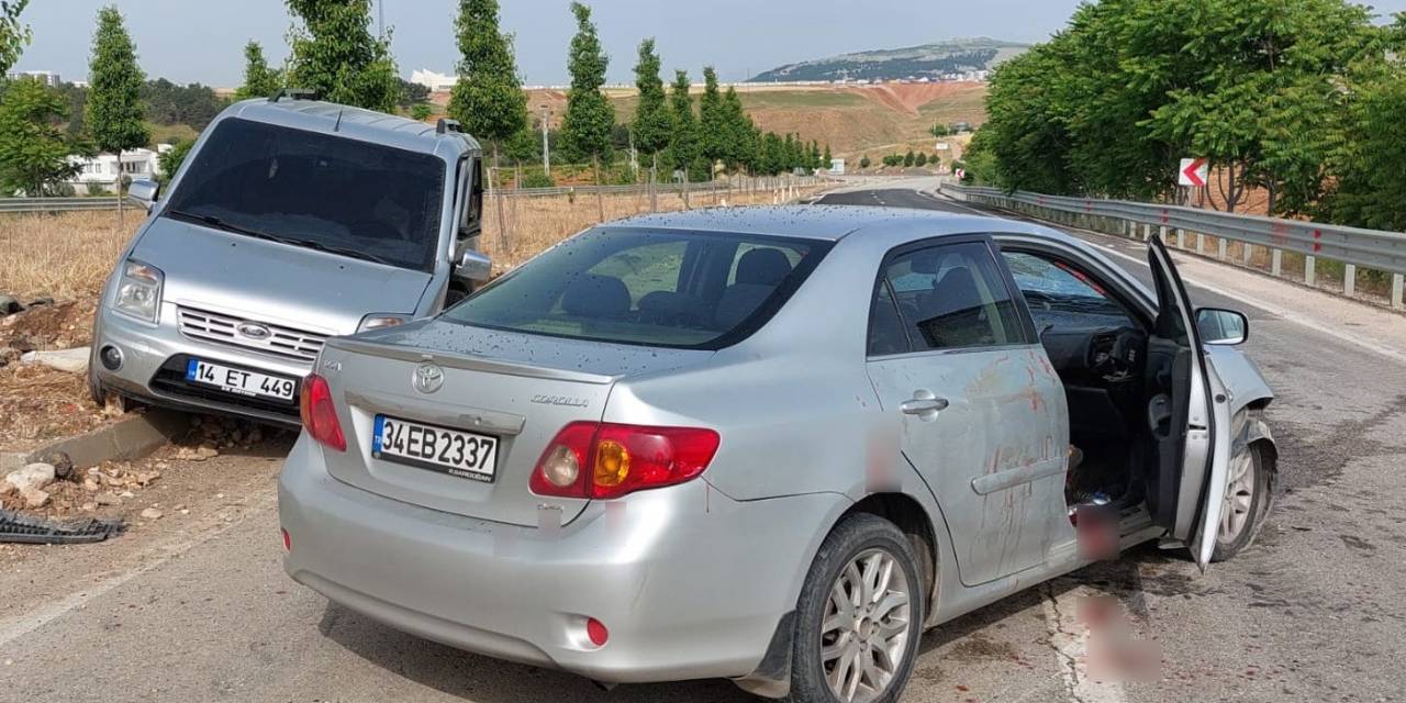 Otomobil İle Hafif Ticari Araç Çarpıştı: 8 Yaralı