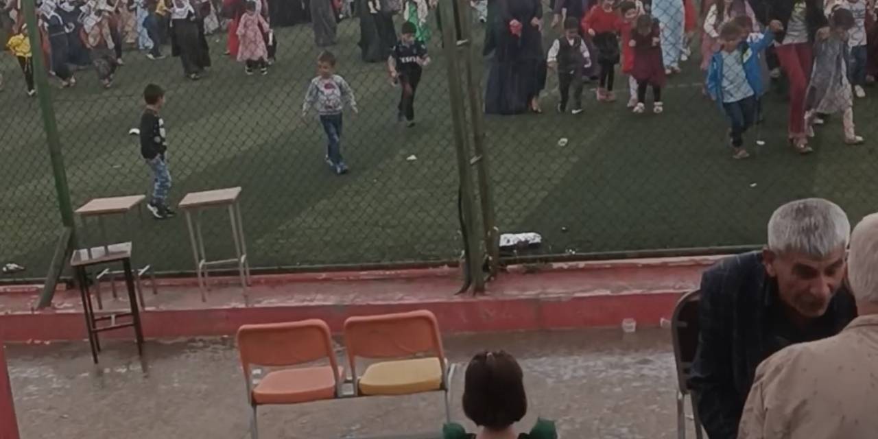 Diyarbakır’da Yağış Bastırdı, Davetliler Gelin Ve Damadı Bırakıp Sahayı Terk Etti