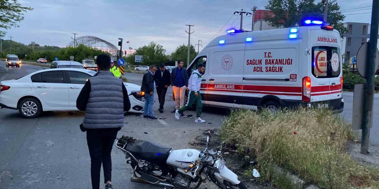 Otomobille Çarpışan Motosikletteki 2 Kişi Yaralandı