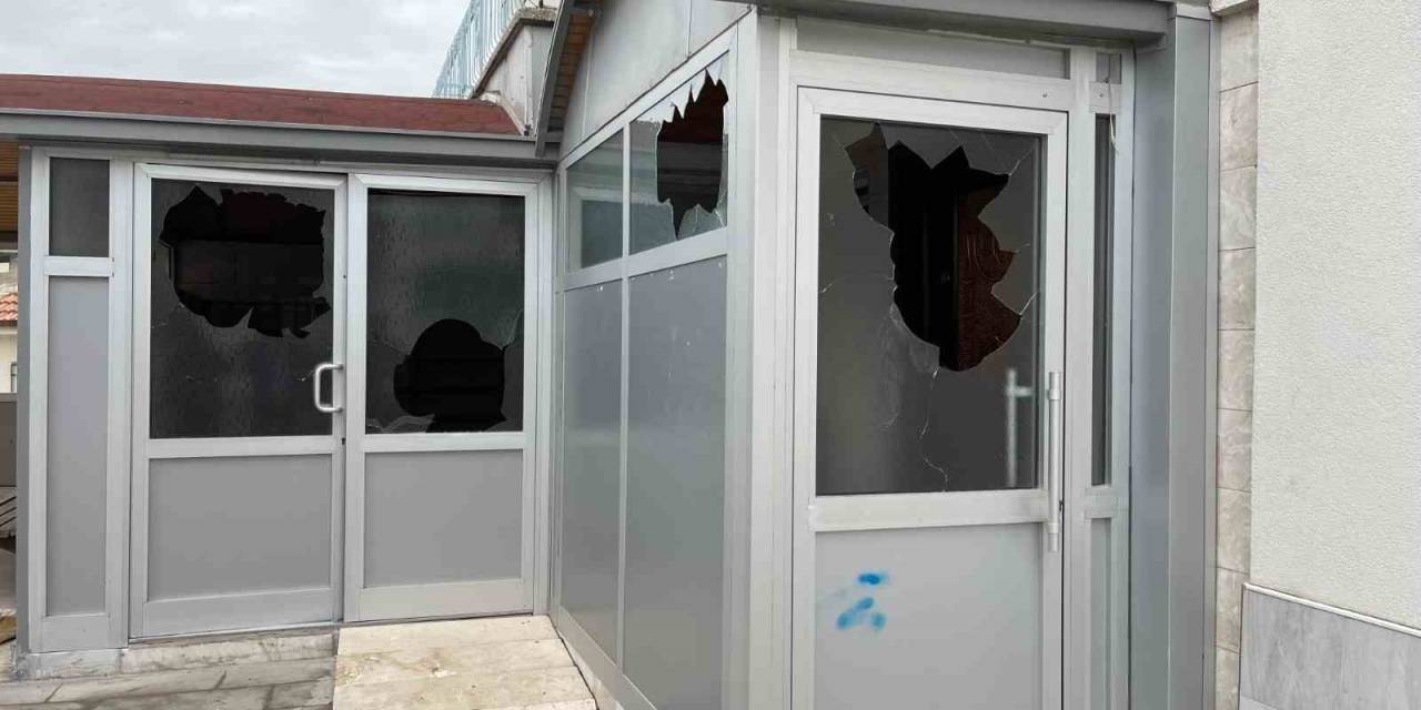 Karaman’da Kaldırım Taşıyla Caminin Camları İle Şadırvanına Hasar Verildi