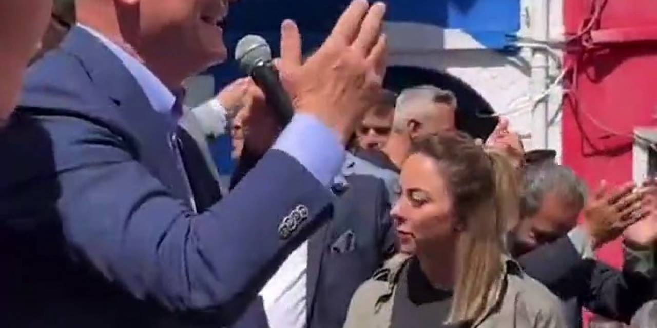 Roman Vatandaşlarla Bir Araya Gelen Bakan Soylu, "ille De Roman Olsun" Şarkısını Söyledi