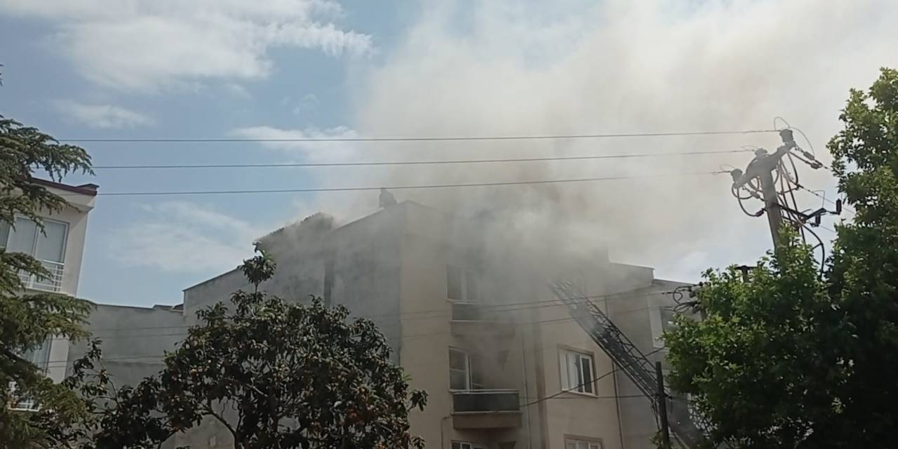 Temizlemek İçin Bacayı Yakan Esnaf, Az Daha Apartmanı Yakıyordu