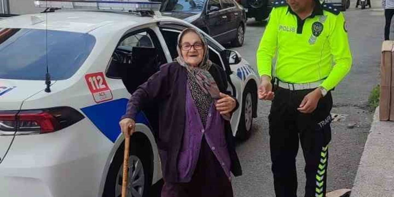 Trafik Polisleri Yaşlı Kadının İmdadına Yetişti