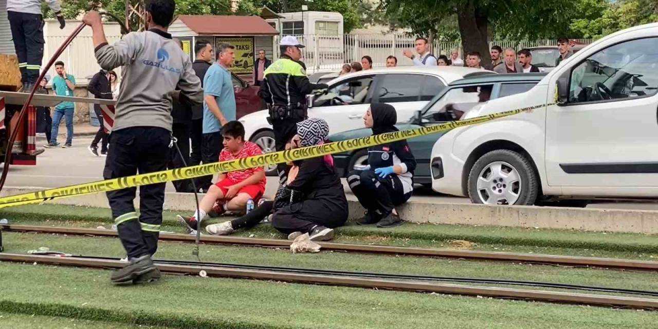 Hayatını Kaybeden Gencin Cenazesini Tramvayın Altından İtfaiye Çıkardı