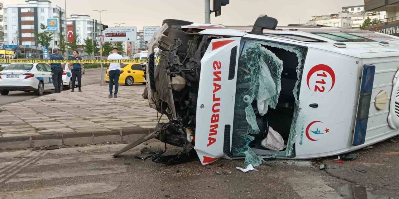 Gaziantep’te Ambulans Devrildi: 4 Yaralı