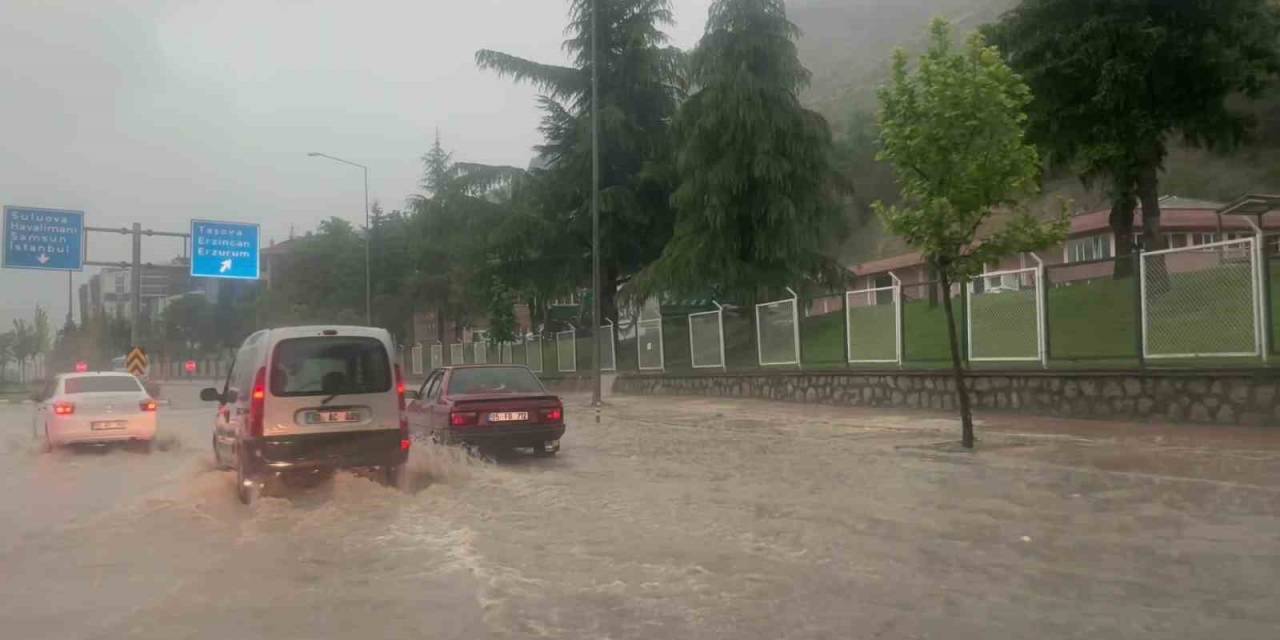 Amasya’da Sağanak Yolları Dereye Çevirdi, Vatandaşlar Zor Anlar Yaşadı
