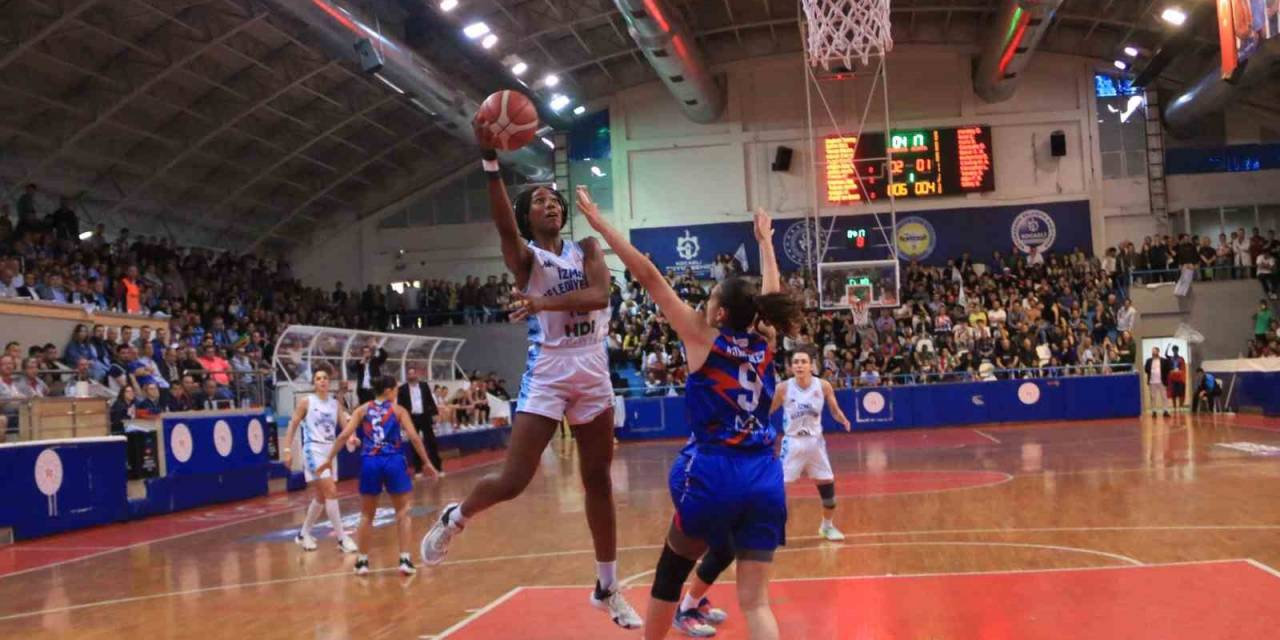 İzmit Belediyespor Süper Lig’e Yükseldi