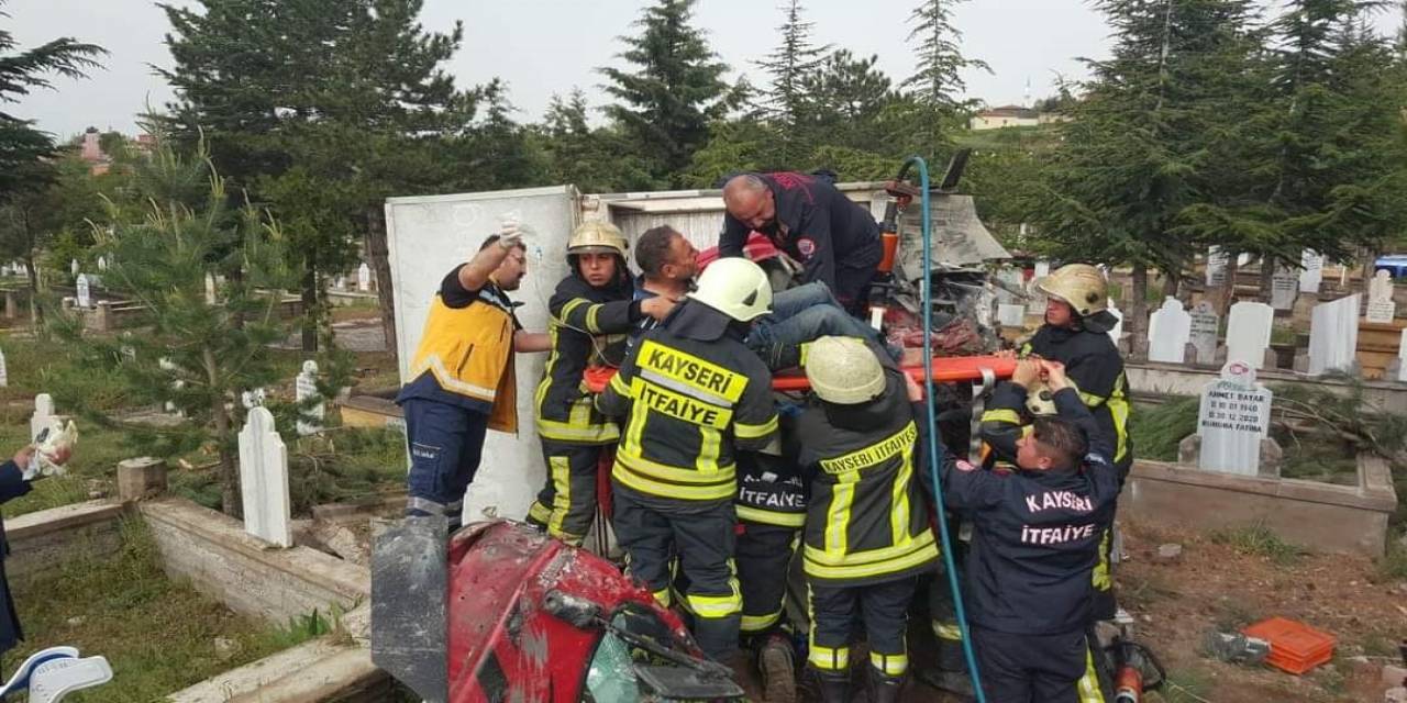 Kazada Araçta Sıkışan Sürücü İtfaiye Ekipleri Tarafından Kurtarıldı