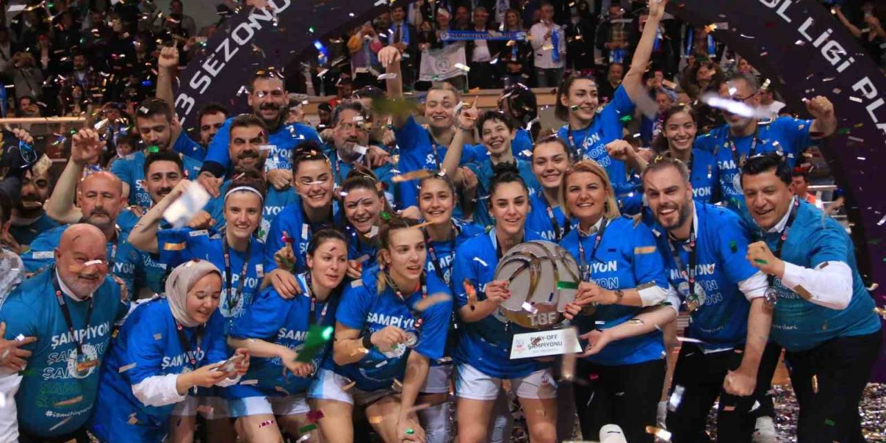 Süper Lig’e Yükselen İzmit Belediyespor Kupasını Kaldırdı