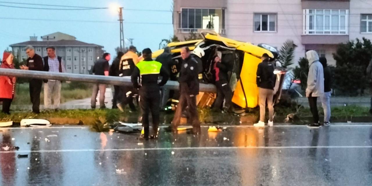 Samsun’da Ticari Taksi Direğe Çarptı: 2 Yaralı