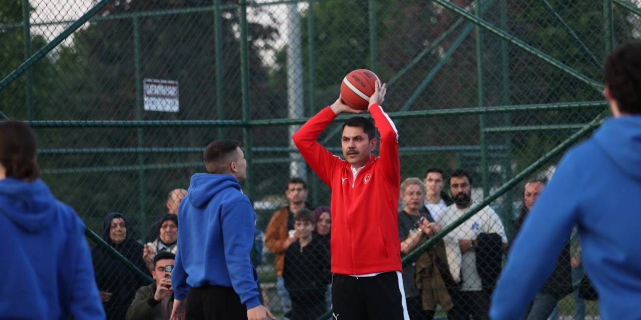 Bakan Kurum Gençlerle Basketbol Oynadı