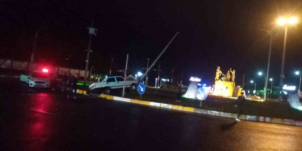 Elazığ’da Otomobil Aydınlatma Direğine Çarptı: 1 Yaralı