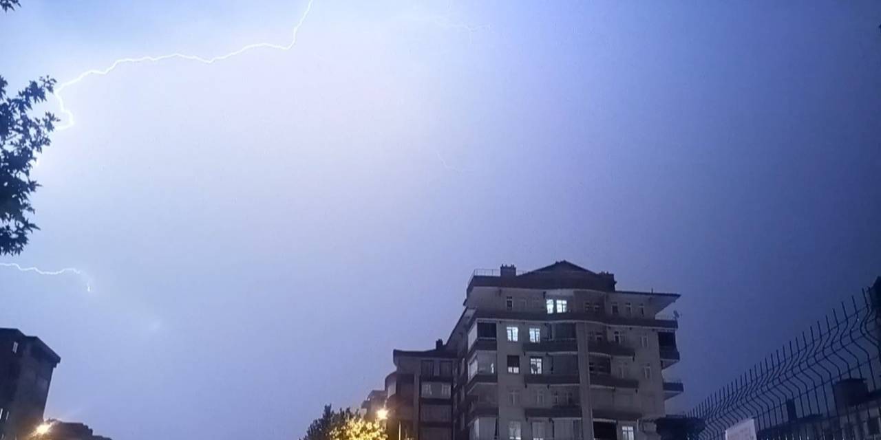 Şiddetli Yağmurla Birlikte Çakan Şimşekler Gökyüzünü Böyle Aydınlattı