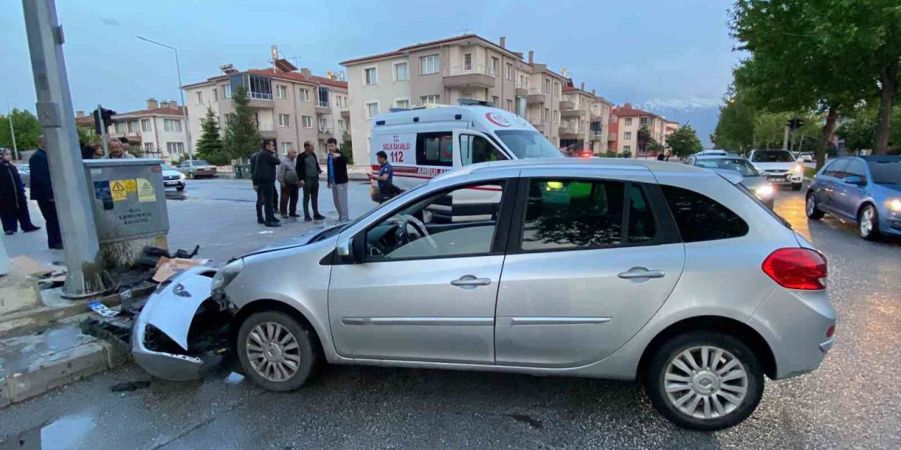 Kayganlaşan Yolda Kontrolden Çıkan Otomobil Direğe Çarptı: 1 Yaralı