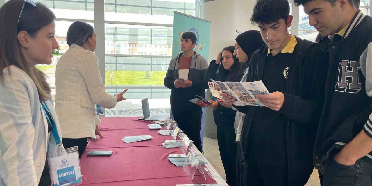 Bayburt Üniversitesi Aday Öğrencilerle Bu Kez Erzincan’daki Tanıtım Fuarında Buluştu