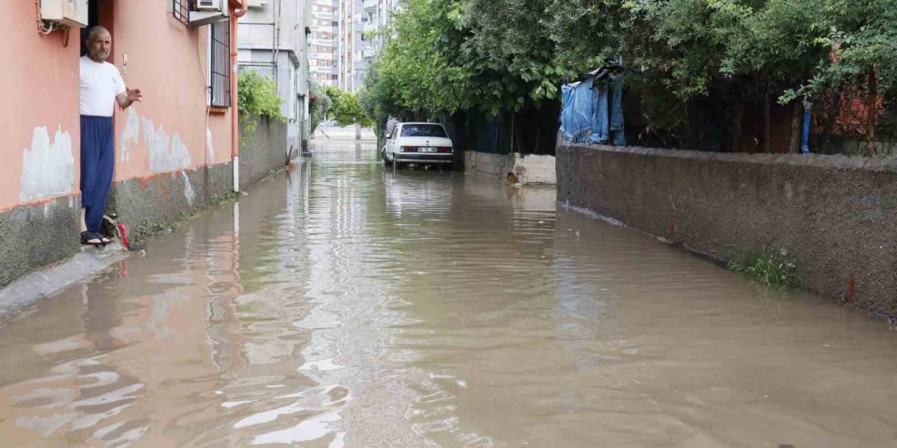 Adana’da Sabah Saatlerinde Etkili Olan Sağanak Her Yeri Su Altında Bıraktı