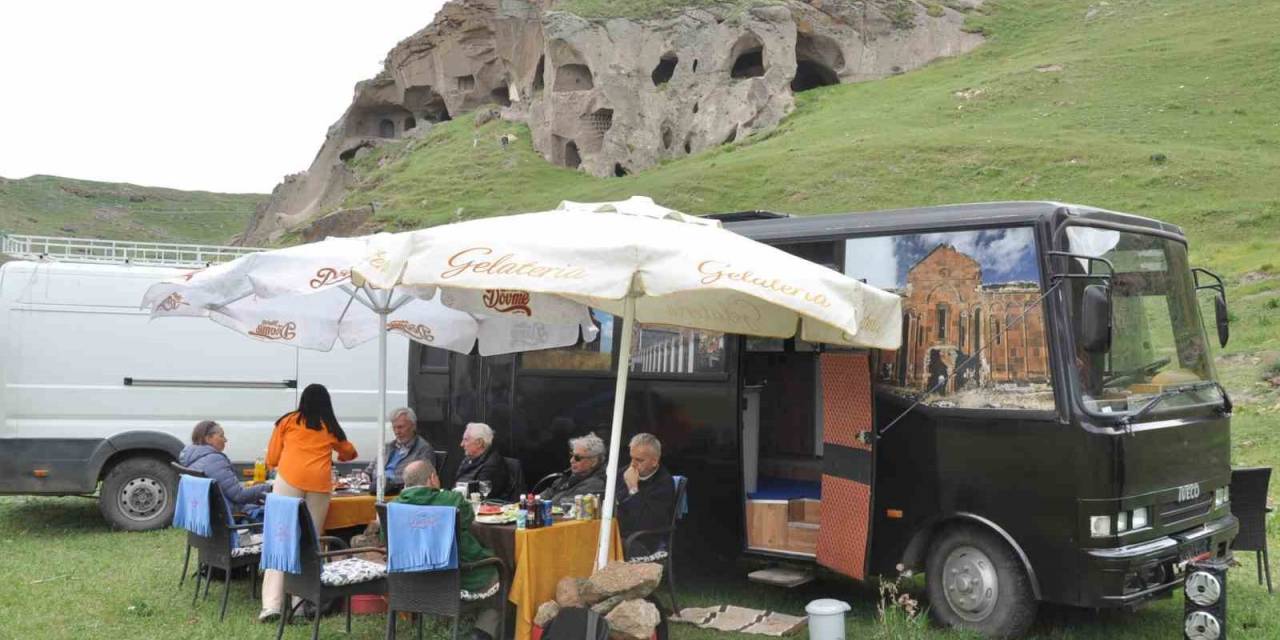 Karavanıyla Hem Turistleri Gezdiriyor