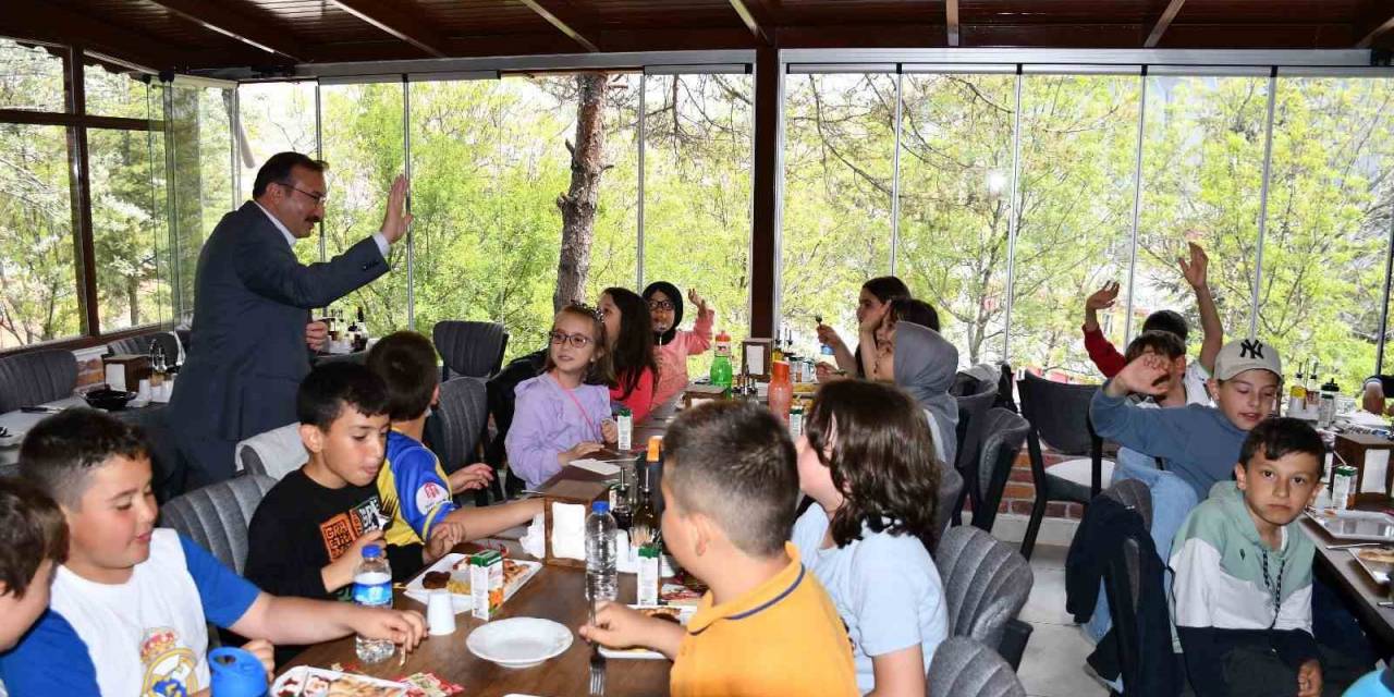 Belediye Başkanı Doğan, Minik Tiyatrocularla Yemekle Bir Araya Geldi