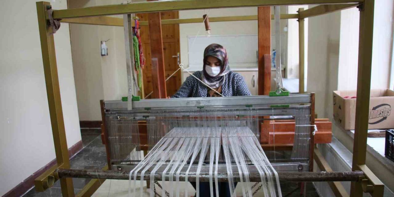 Kadınların Dilinden Dökülen Motifler