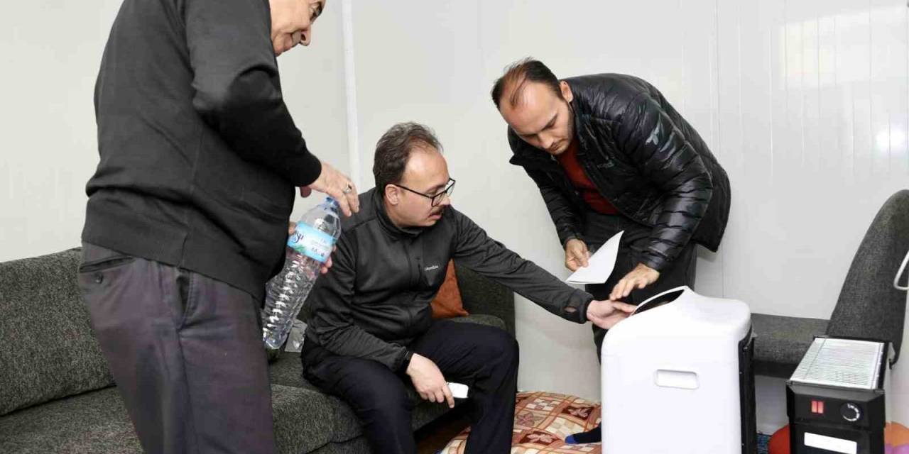 Vali Kızılkaya, Depremzede Vatandaşlara Hava Soğutucu Cihazları Teslim Etti