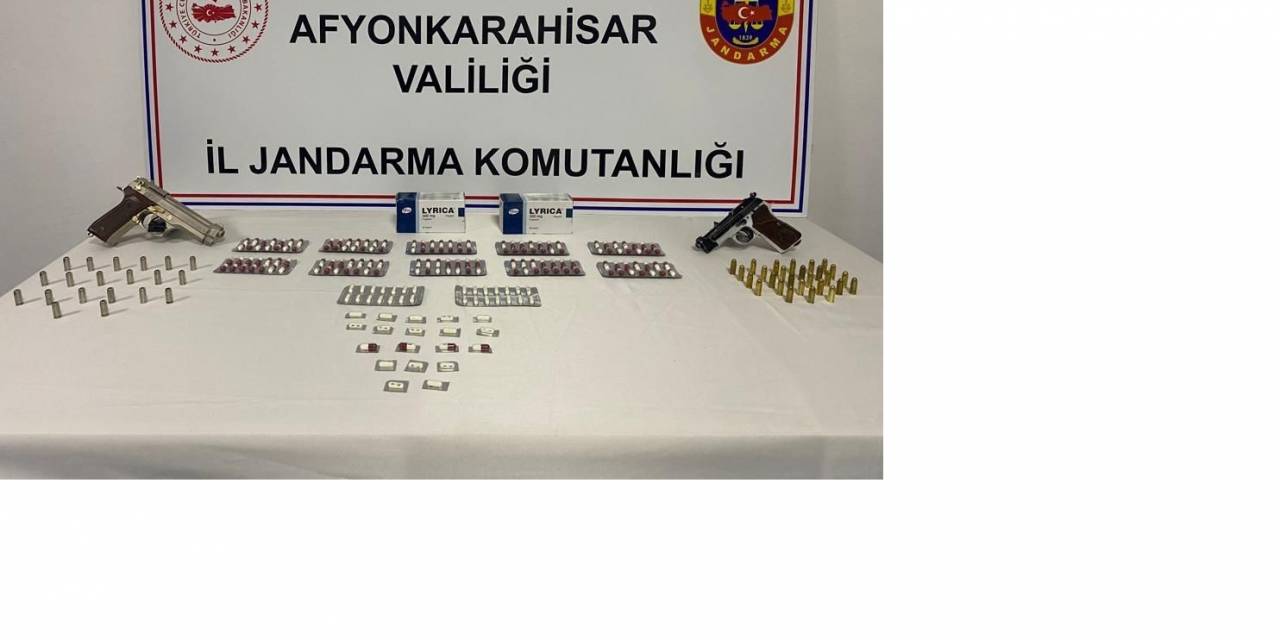 Poşetten Uyuşturucu Haplar İle Ruhsatsız Tabancalar Çıktı