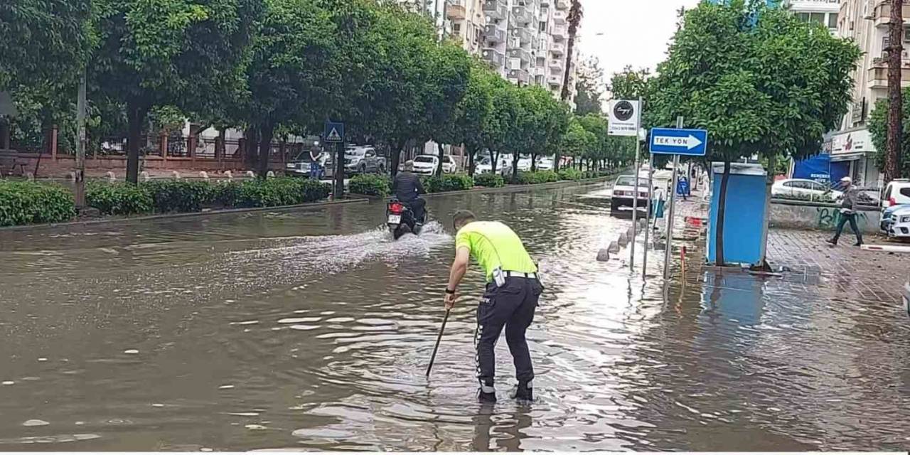 Polisten Örnek Davranış: Su Dolu Caddede Tıkanan Rögarı Açtı