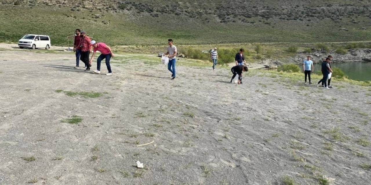 Gençler Acıgöl’de Çevre Temizliği Yaptı