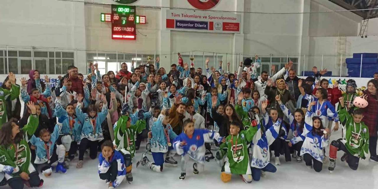 Buz Hokeyi’nde Nefesler Kesildi