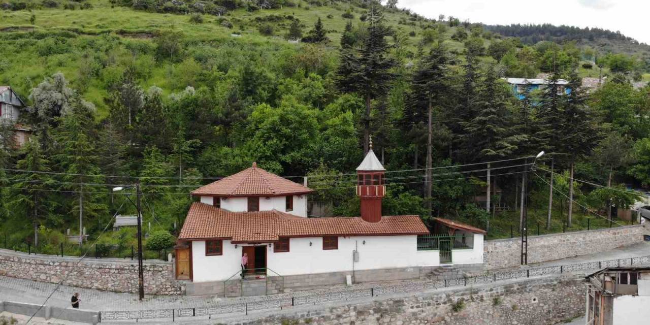Babasının Vasiyetiyle 8 Asırlık Caminin Çevresini Güzelleştiriyor