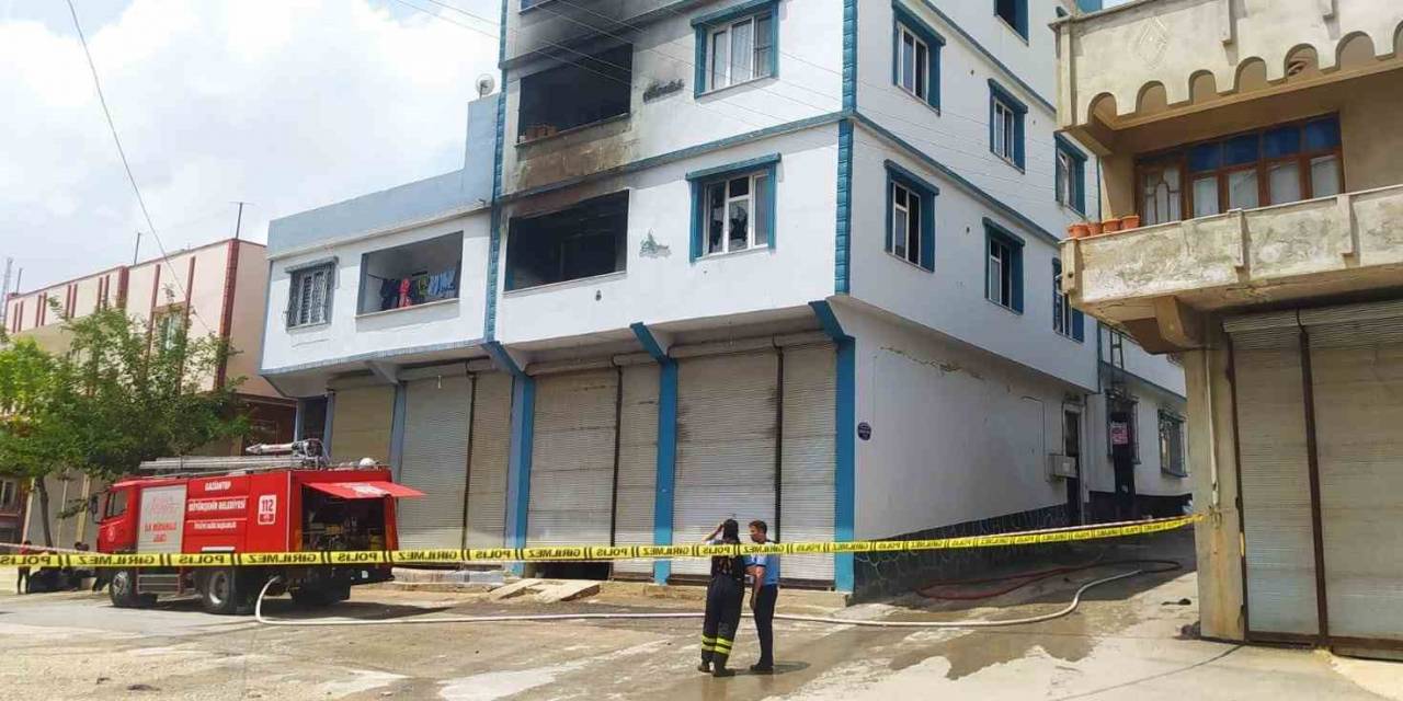 Elektrikten Yangın Çıktı, 14 Kişi Hastaneye Kaldırıldı