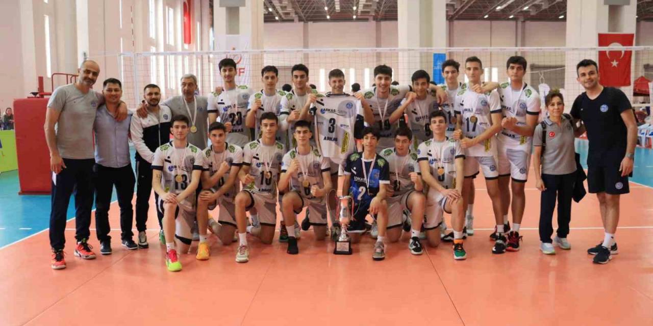 Arkas Spor’un Gençleri Namağlup Şampiyon