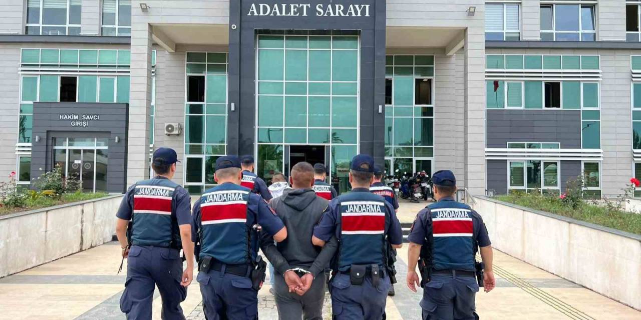 Finike’de Hapis Cezasıyla Aranan 2 Firari Yakalanarak Cezaevine Teslim Edildi
