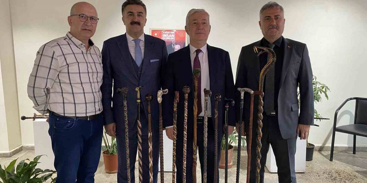 Yaşayan İnsan Ödülünü Alan Sanatçı Sergi Açtı