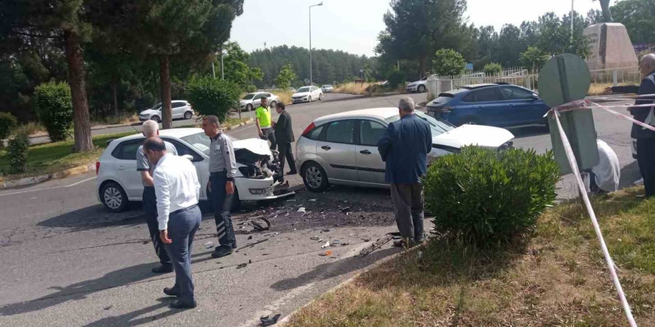 Diyarbakır’da Otomobiller Kafa Kafaya Çarpıştı: 1’i Bebek 5 Yaralı