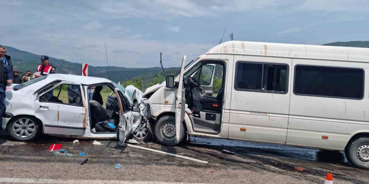 Öğrenci Servisi İle Otomobil Çarpıştı: 1 Ölü, 11 Yaralı