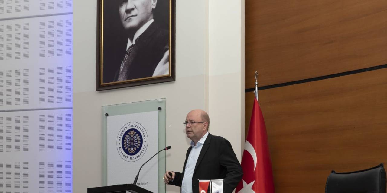 Prof. Dr. Ingo Eilks, Atatürk Üniversitesinde Sunum Yaptı