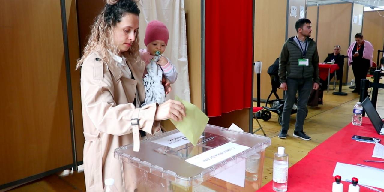 Fransa’daki Türk Seçmenlerin Oy Verme İşlemi Devam Ediyor
