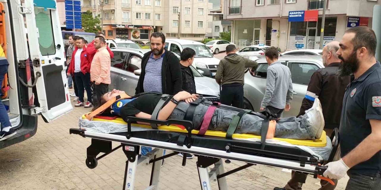 Otomobil Kırmızı Işıkta Bekleyen Araca Çarptı: 1 Yaralı