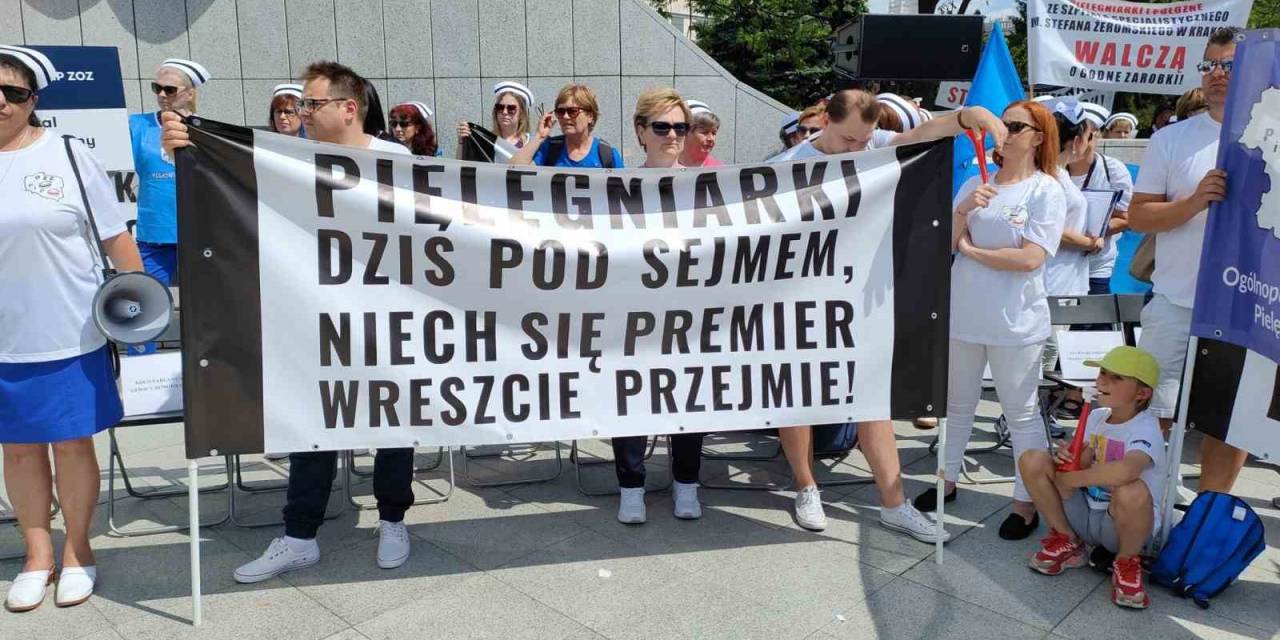 Polonya’da Hemşirelerden Protesto