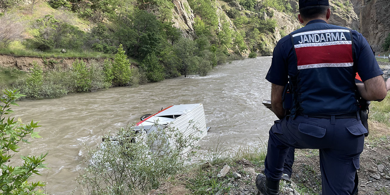 Nehre Düşen Kamyon Sürücüsü İçin Arama Kurtarma Çalışması Başlatıldı
