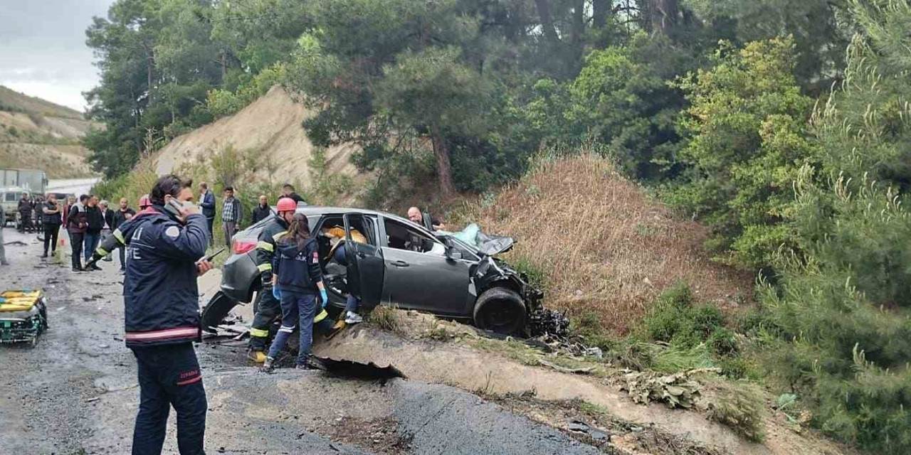Tır Çarptığı Otomobili Metrelerce Sürükledi: 3 Ölü, 2 Yaralı