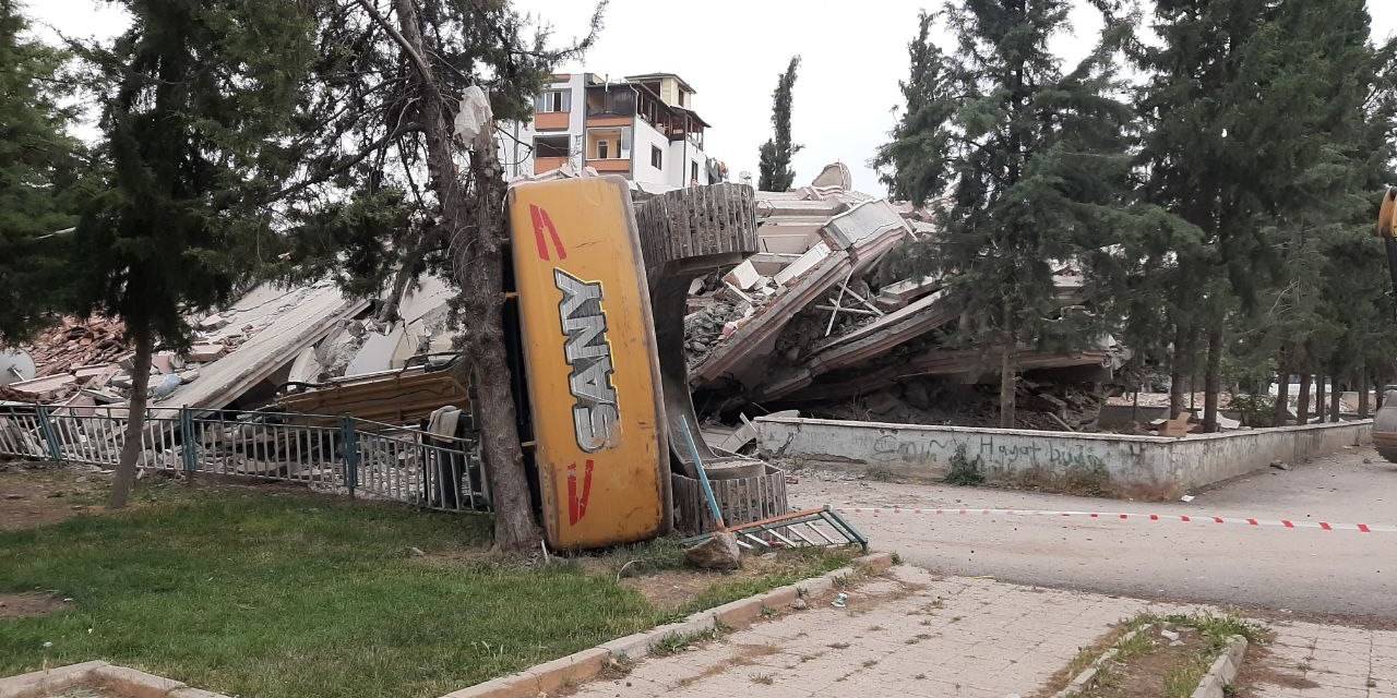 Hasarlı Bina Yıkımı Esnasında İş Makinesi Devrildi