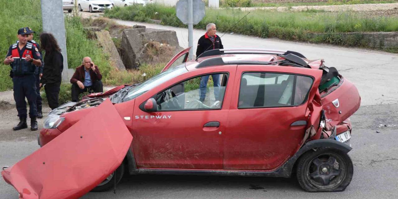 Beypiliç Kamyonu Işıklarda Otomobile Çarptı: 4 Yaralı