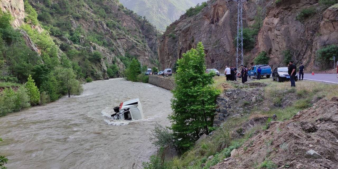 Artvin’de Nehre Düşen Kamyonetin Sürücüsünü Arama Çalışmaları Sürüyor