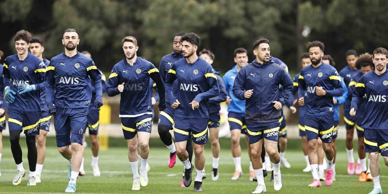 Fenerbahçe, Tesislerde Kampa Girdi