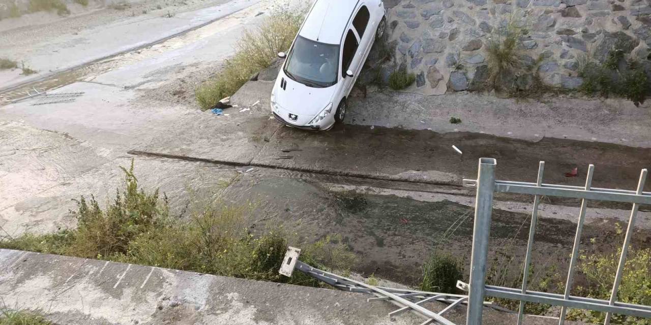 Park Alanından Çıkarken Dere Yatağına Uçtu: 4 Yaralı