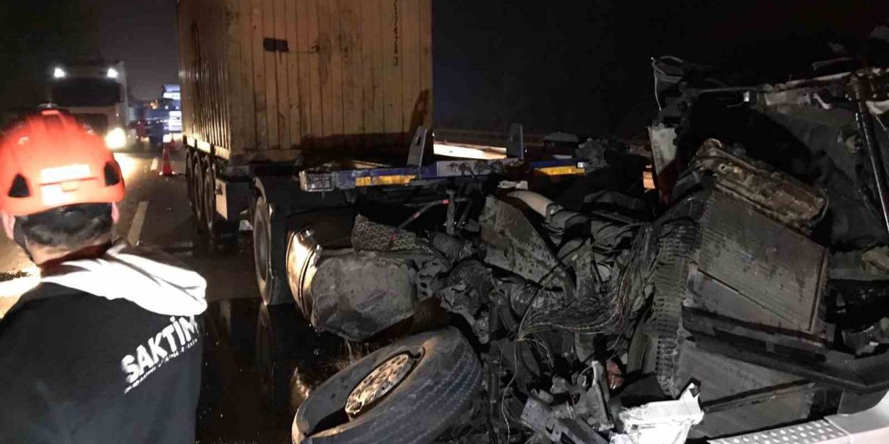 Otoyolda Feci Kaza: Paramparça Olan Tırın Kupasından Sağ Çıktı