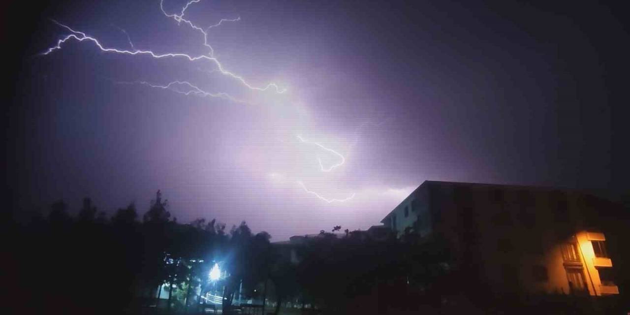 Bingöl’de Şimşekler Geceyi Gündüze Çevirdi