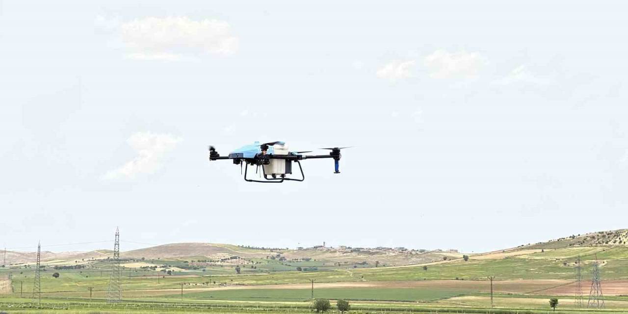 Teknoloji İle Tanışan Çiftçi, Drone İle Zirai İlaçlama Yapıyor